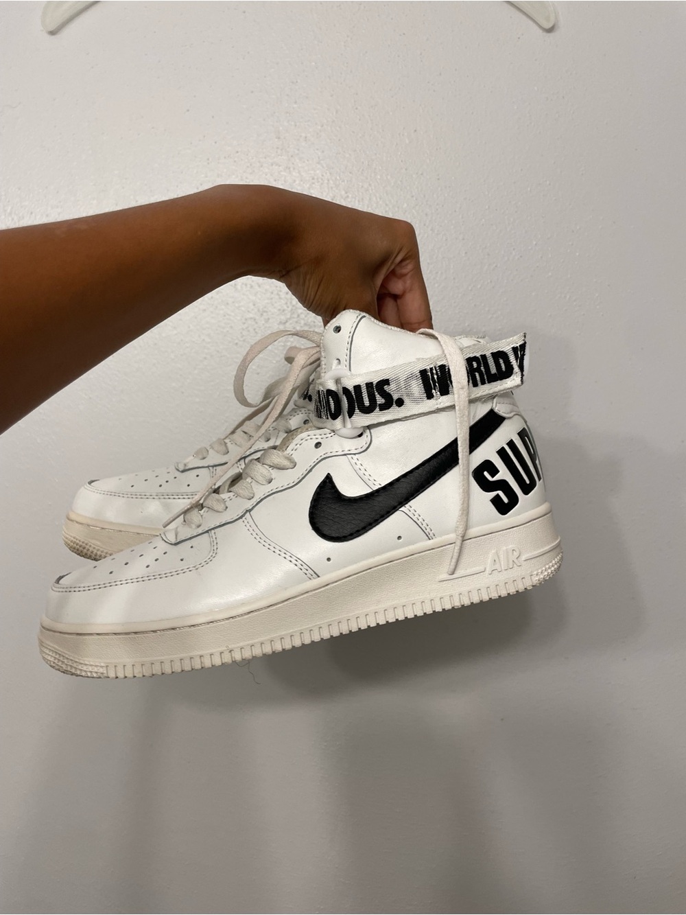 Men’s White Supreme x Nike Air Force 1 High SP Sneakers - Picture 3 of 10